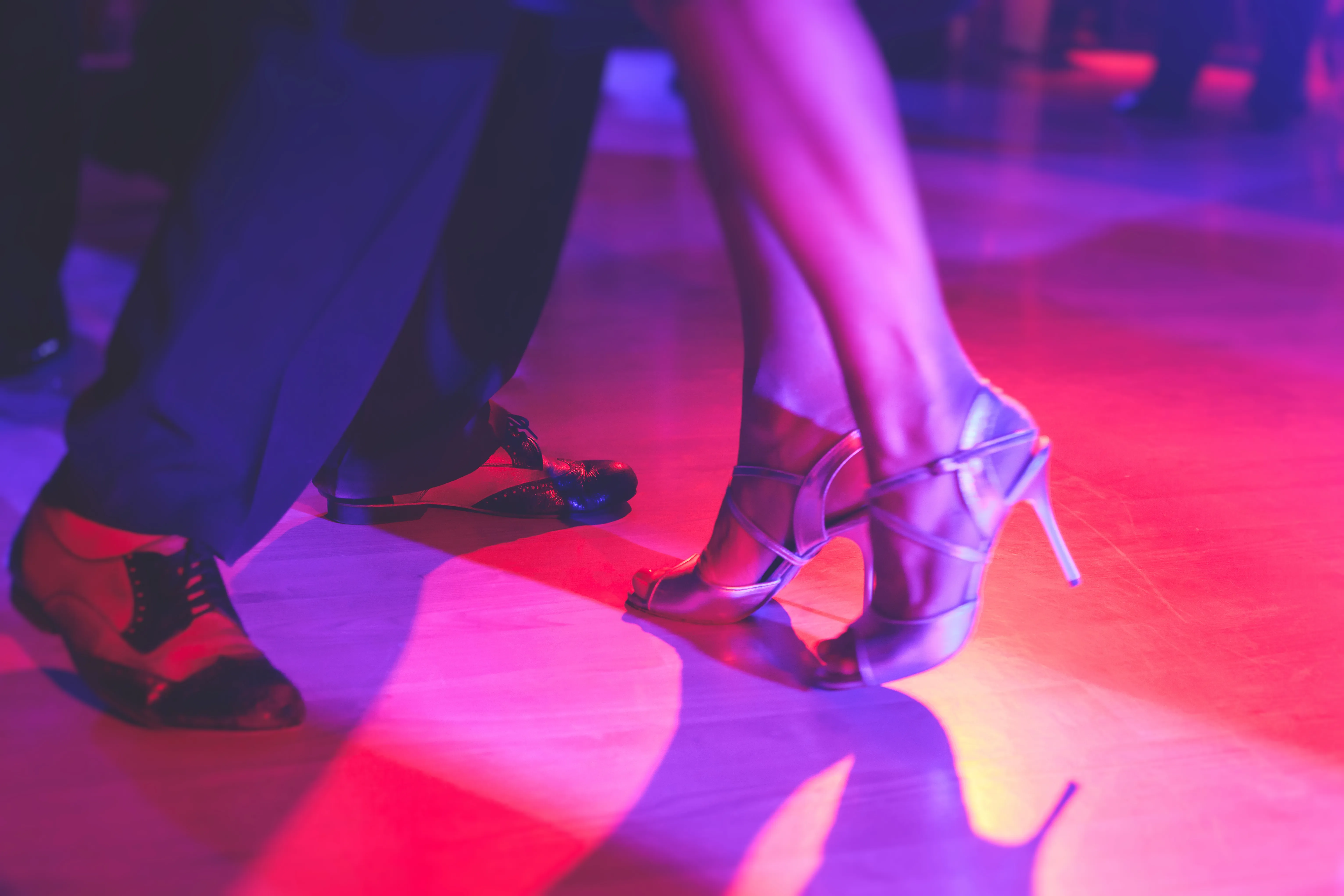 Coppia che balla tango durante un evento